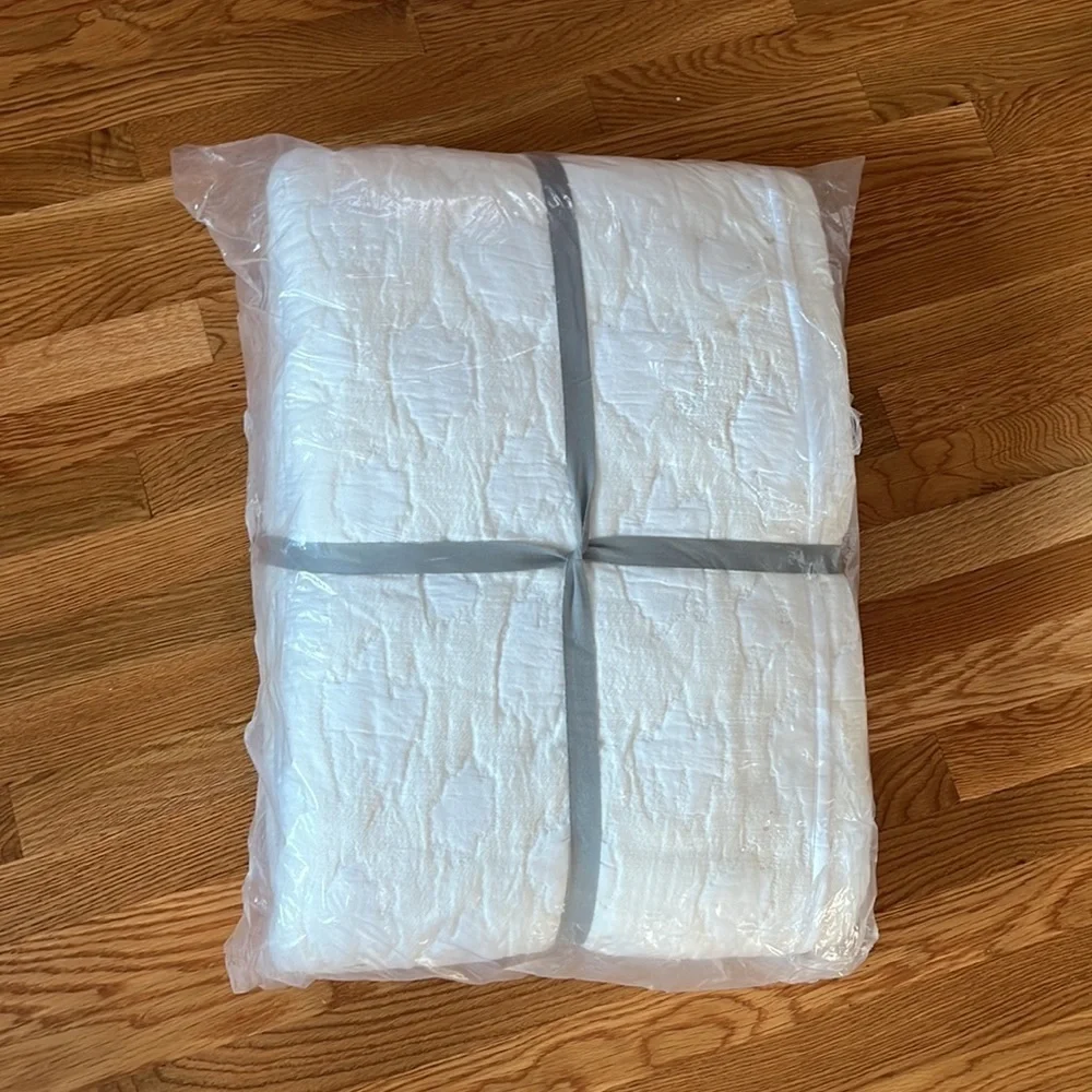 Anthropologie Amelia Quilt Size King Ivory